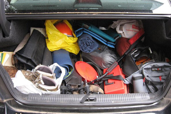 Comment mettre de l’ordre dans le coffre : conseils efficaces pour une voiture de tourisme