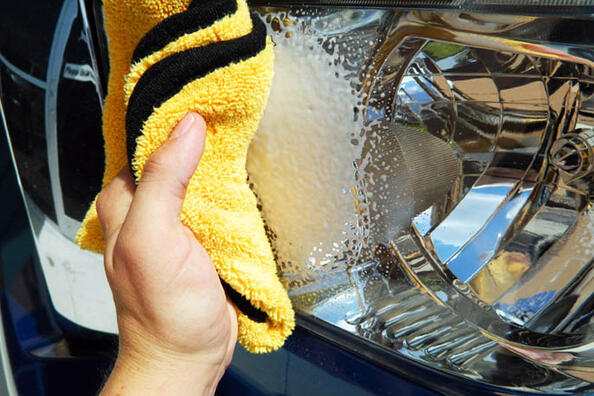 Comment bien entretenir les phares de voiture ?