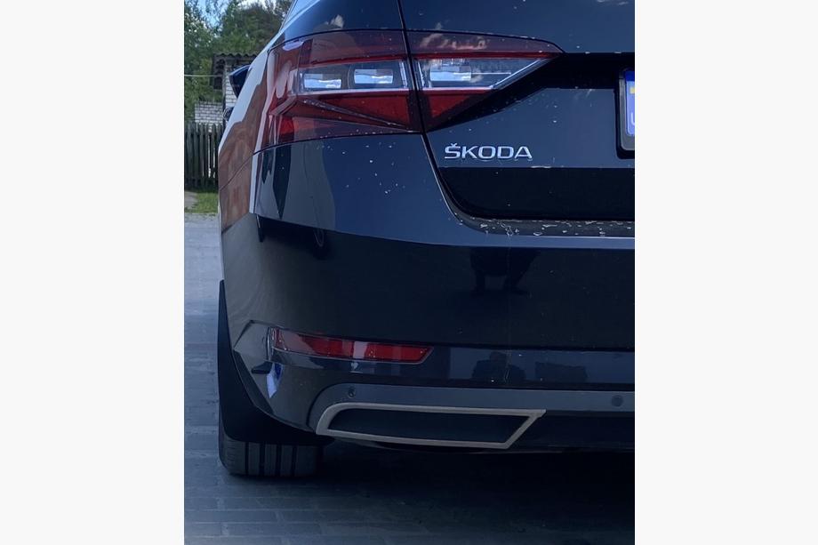 Skoda Superb 2015-2024 Protections d'extrémité de pare-chocs arrière Carmos (3 pcs, inox) Photo 2