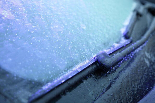 Comment empêcher les essuie-glaces de geler sur la vitre de la voiture ?