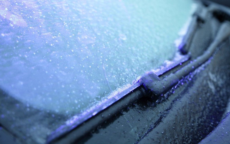 Comment empêcher les essuie-glaces de geler sur la vitre de la voiture ?