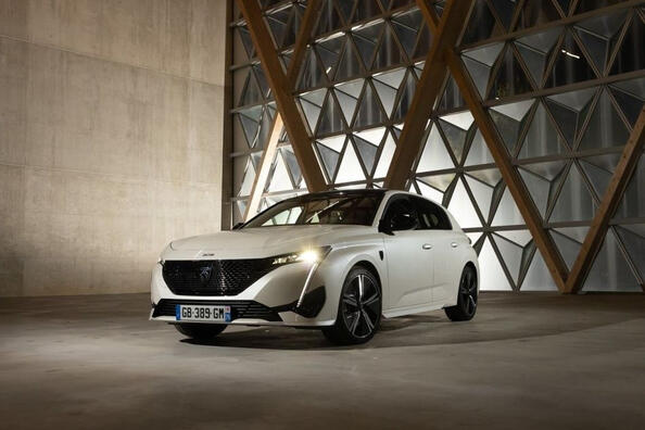 Test de la berline électrique compacte Peugeot e-308