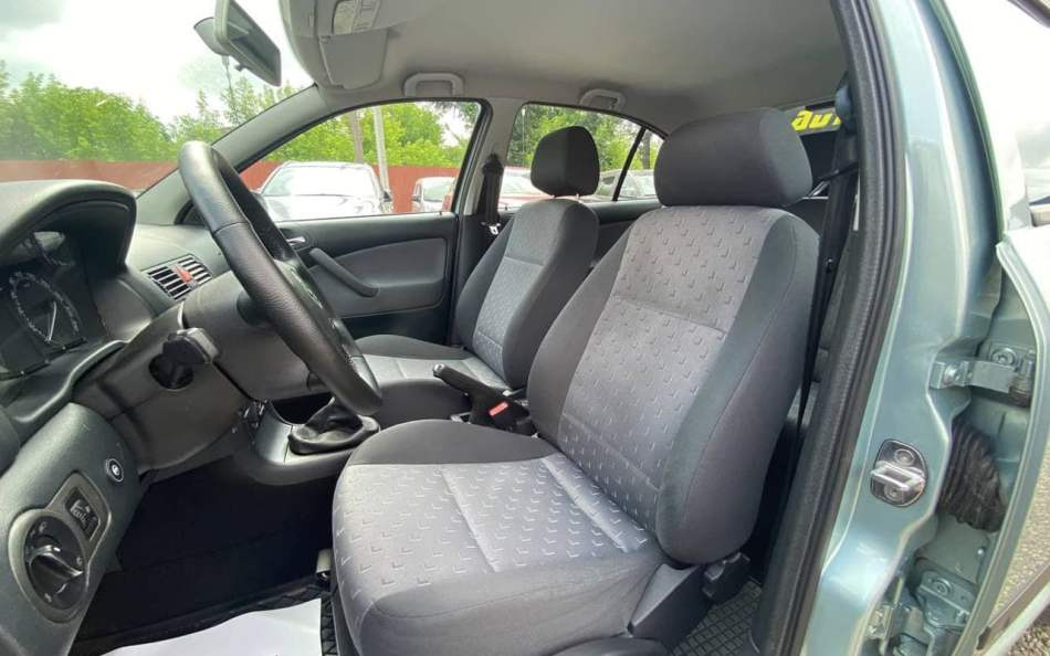 Comment bien entretenir l’intérieur en tissu d’une voiture