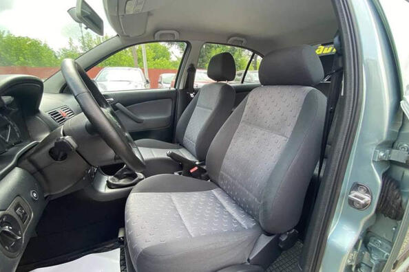 Comment bien entretenir l’intérieur en tissu d’une voiture