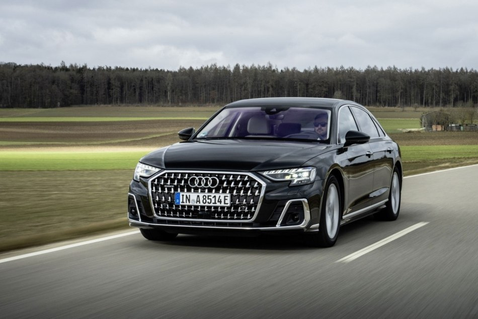 Examen de la berline à traction intégrale Audi A8 mise à jour