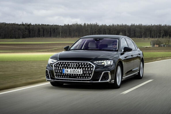 Examen de la berline à traction intégrale Audi A8 mise à jour