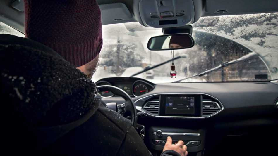 Comment réchauffer rapidement et correctement l’intérieur d’une voiture en hiver ?