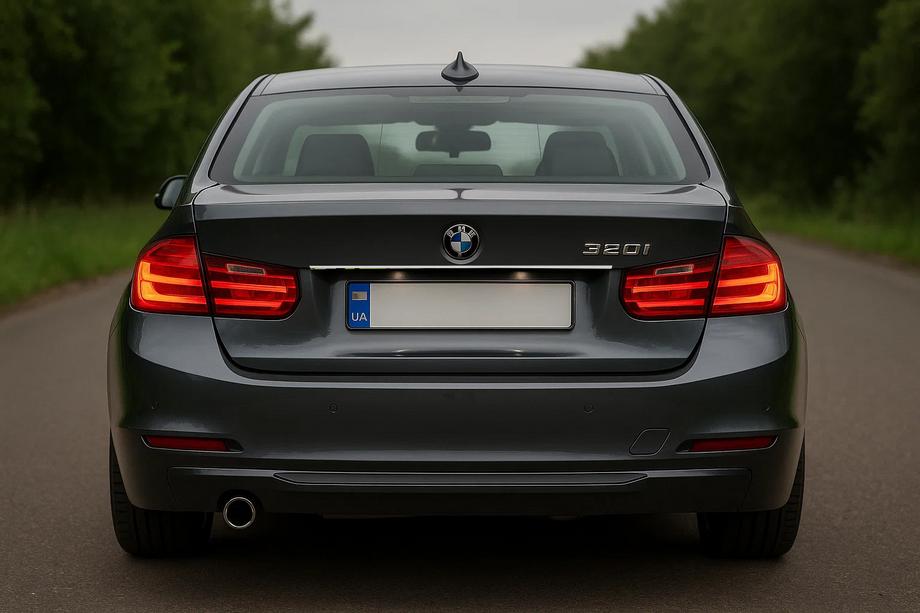 BMW 3 Series F30/F31 2012-2019 Baguette inox au-dessus de la plaque d'immatriculation Image