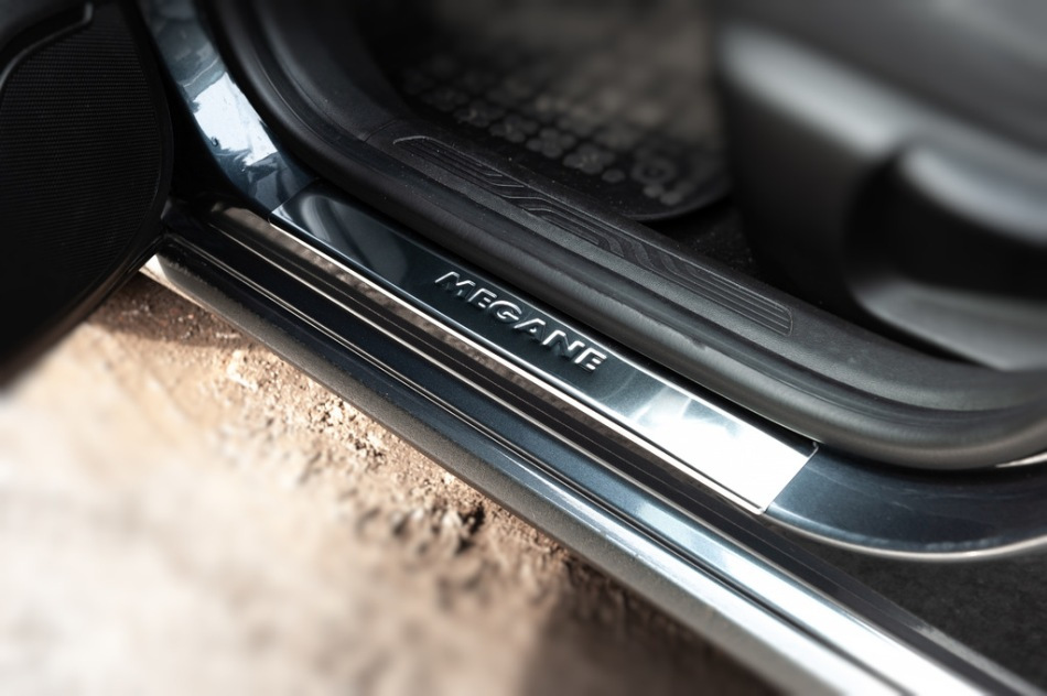 Style et protection : inserts chromés sur les seuils de porte de la voiture