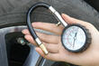Comment vérifier correctement la pression des pneus de voiture photo 1