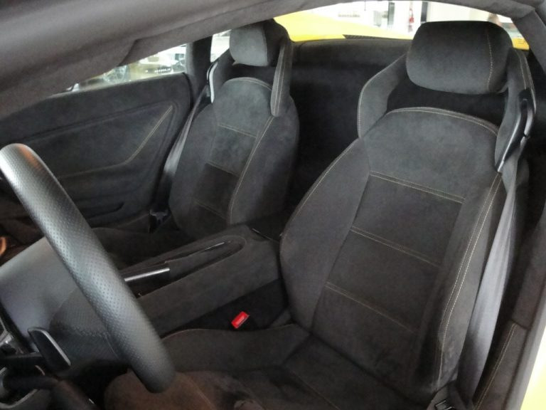 Comment bien entretenir les sièges auto en Alcantara ?