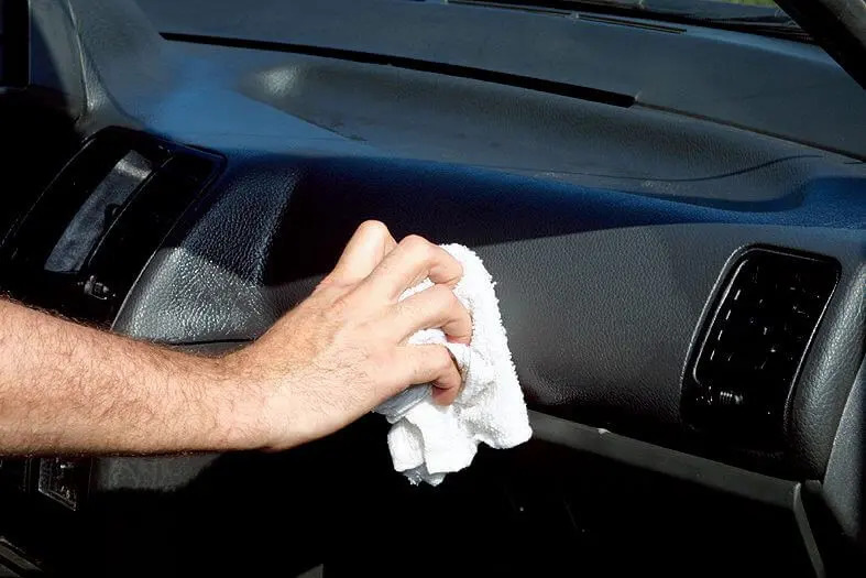 Comment enlever les rayures du plastique de la voiture dans l’habitacle ?