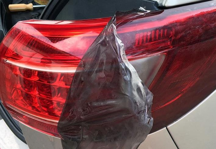Comment retirer le film teinté des phares de voiture ?