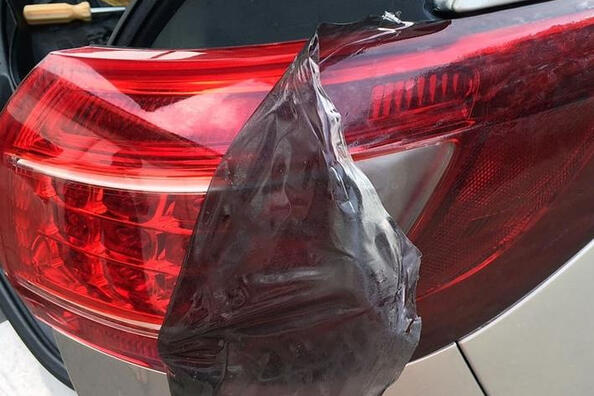 Comment retirer le film teinté des phares de voiture ?
