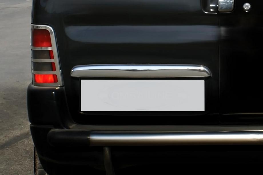 Peugeot Partner 1996-2008 Baguette chromée au-dessus de la plaque d'immatriculation (2 portes, inox) Image