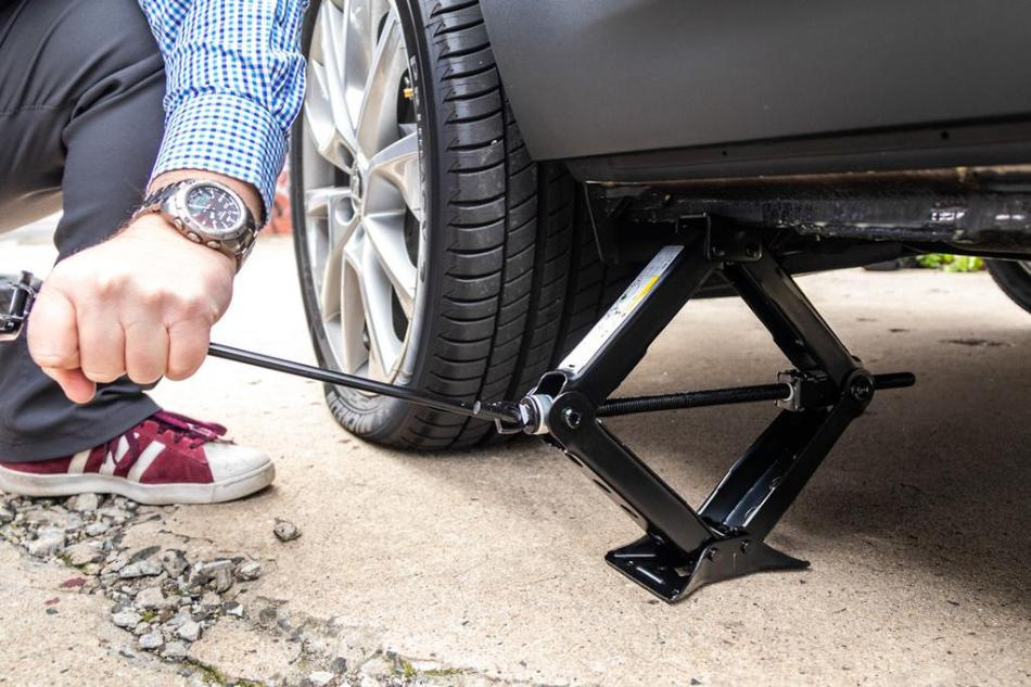 Comment remplacer vous-même une roue de voiture crevée : instructions