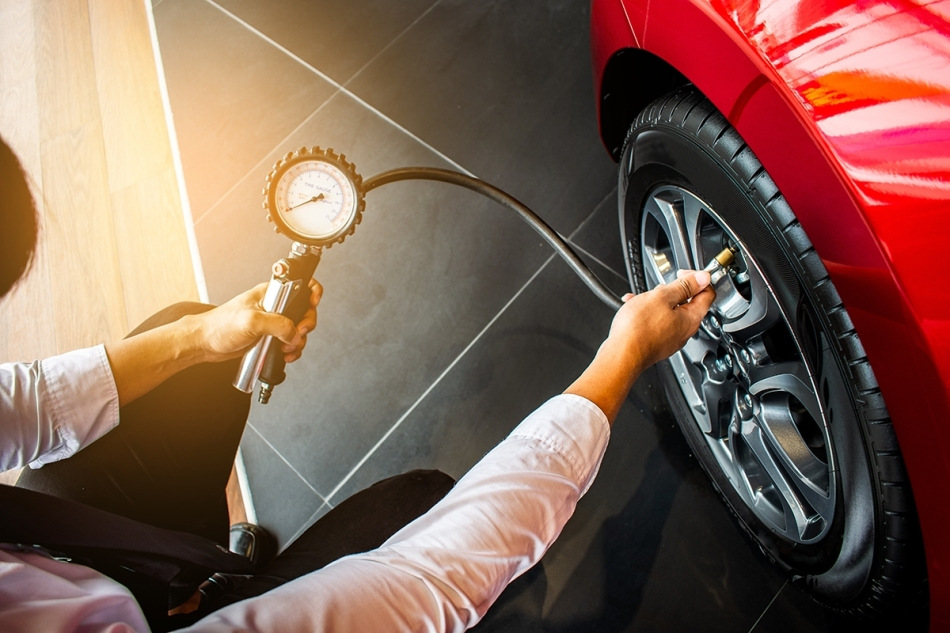 Pourquoi devriez-vous vérifier régulièrement la pression des pneus de votre voiture ?