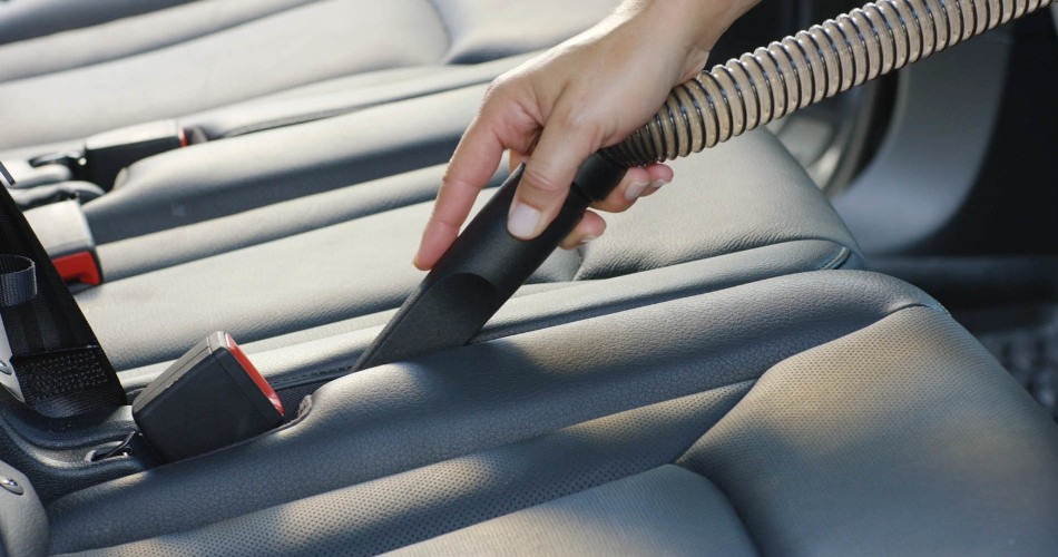 Comment bien aspirer l’intérieur de la voiture ?