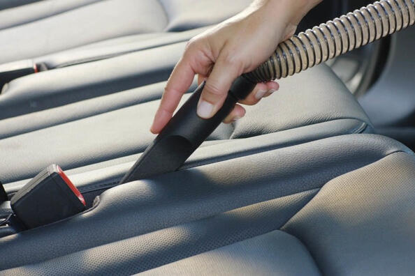 Comment bien aspirer l’intérieur de la voiture ?