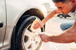 Comment nettoyer les jantes en alliage d’une voiture de l’oxydation photo 1
