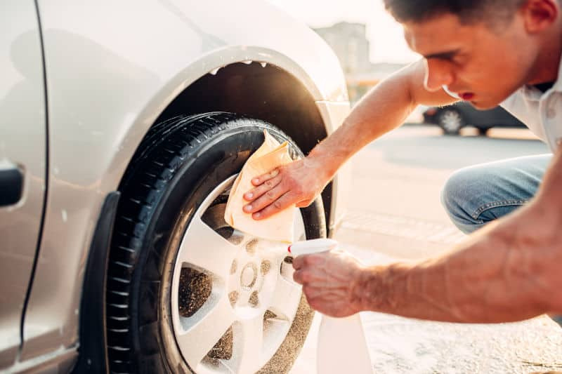 Comment nettoyer les jantes en alliage d’une voiture de l’oxydation