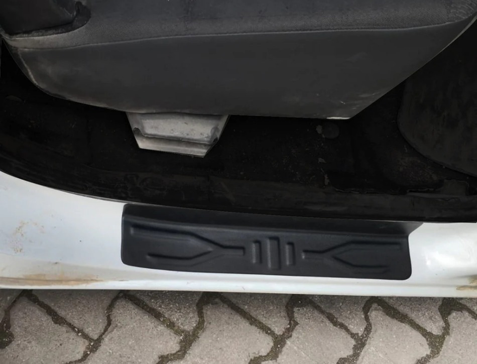 Comment installer correctement les doublures en plastique sur les seuils de voiture