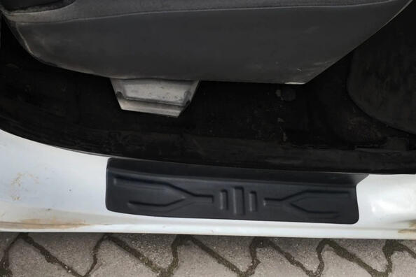 Comment installer correctement les doublures en plastique sur les seuils de voiture Photo 1