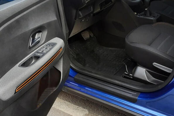 Comment installer correctement les doublures en plastique sur les seuils de voiture Photo 2