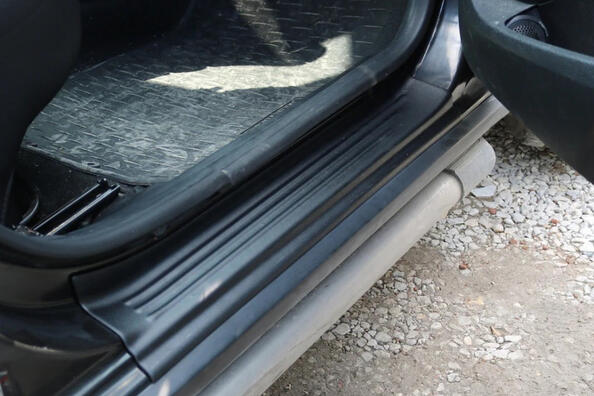 Comment installer correctement les doublures en plastique sur les seuils de voiture Photo 3