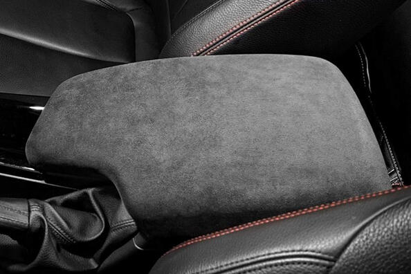 Comment tirer l’accoudoir à l’intérieur de la voiture ?