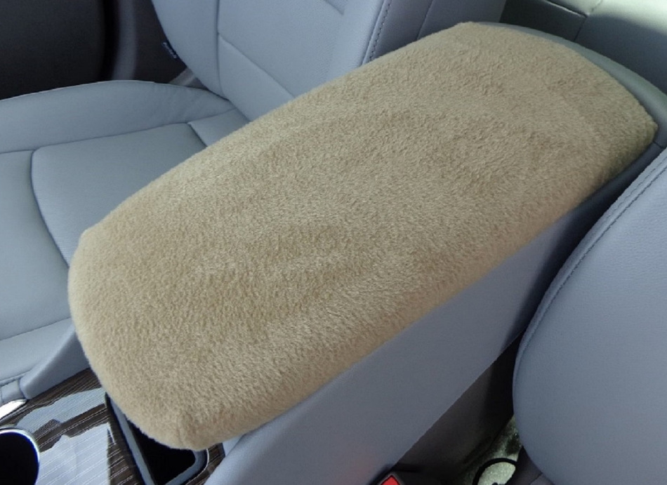 Comment tirer l’accoudoir à l’intérieur de la voiture ?
