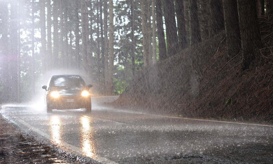 Comment conduire correctement une voiture par temps de pluie
