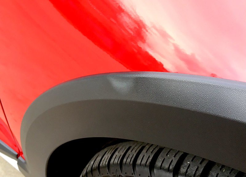Entretien de la carrosserie : comment faire briller le plastique noir