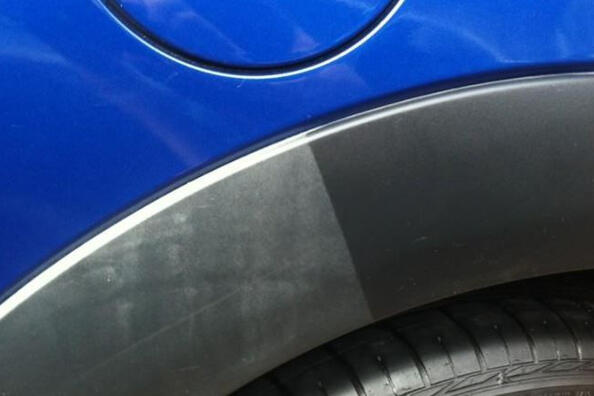 Que peut-on utiliser pour noircir le plastique noir d’une voiture ?