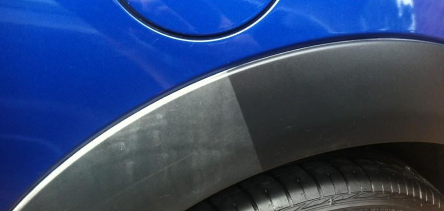 Que peut-on utiliser pour noircir le plastique noir d’une voiture ?