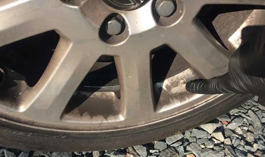 La poussière de frein : l’ennemi invisible de votre voiture