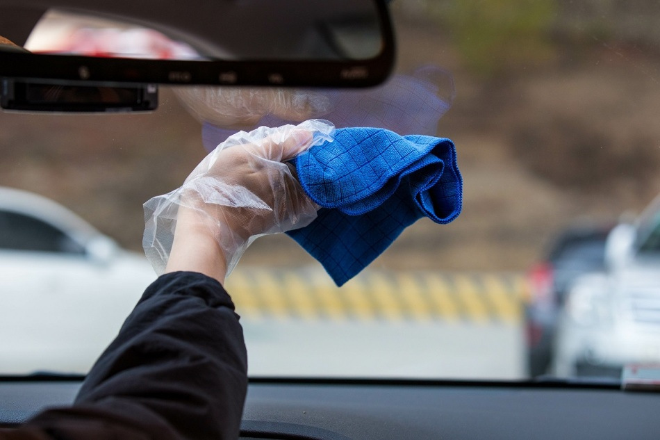 Comment enlever les traces sur la vitre d’une voiture : conseils et astuces