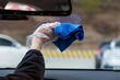 Comment enlever les traces sur la vitre d’une voiture : conseils et astuces photo 1