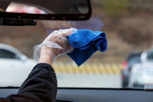 Comment enlever les traces sur la vitre d’une voiture : conseils et astuces