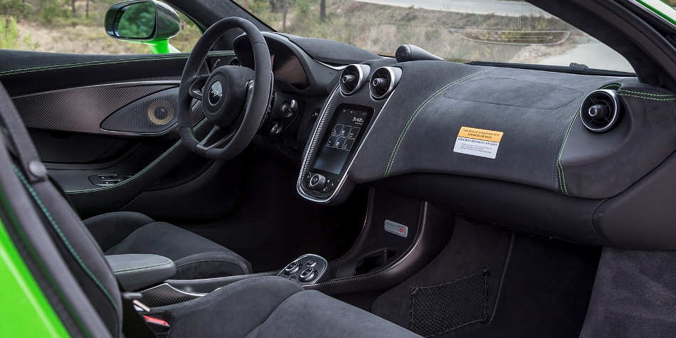 Alcantara ou éco-cuir : que choisir pour l’intérieur de la voiture ?