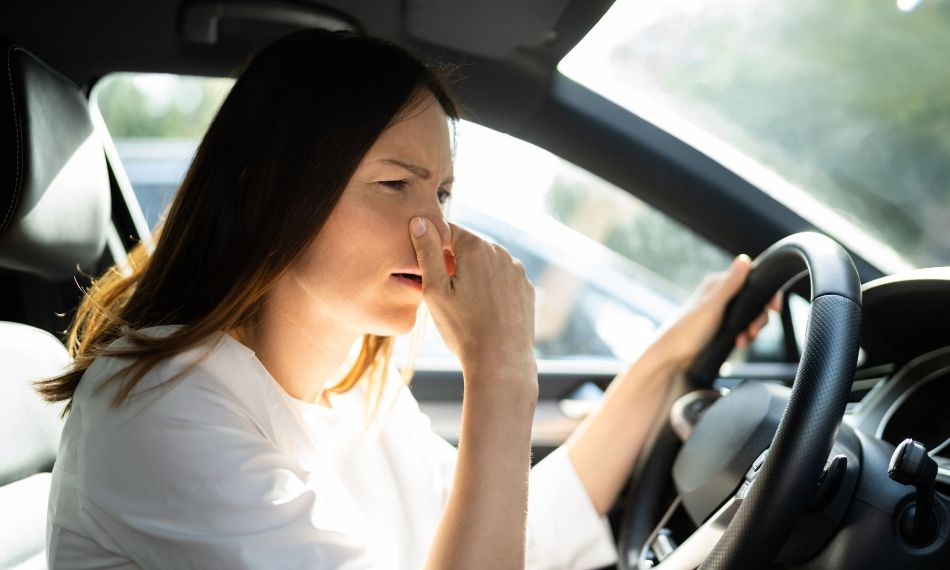 Comment neutraliser efficacement les odeurs désagréables à l’intérieur de la voiture ?