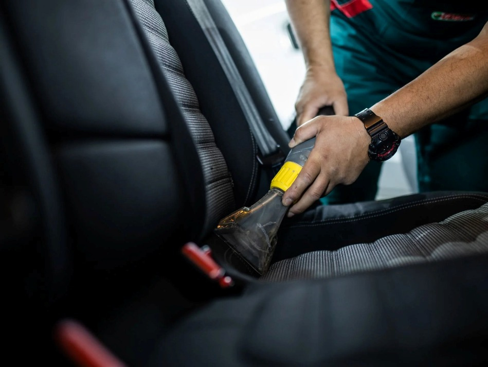 Quelle est la différence entre le nettoyage à sec de l’intérieur de la voiture et le nettoyage habituel ?