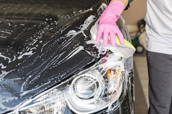 On choisit un shampoing voiture : on lave la voiture correctement