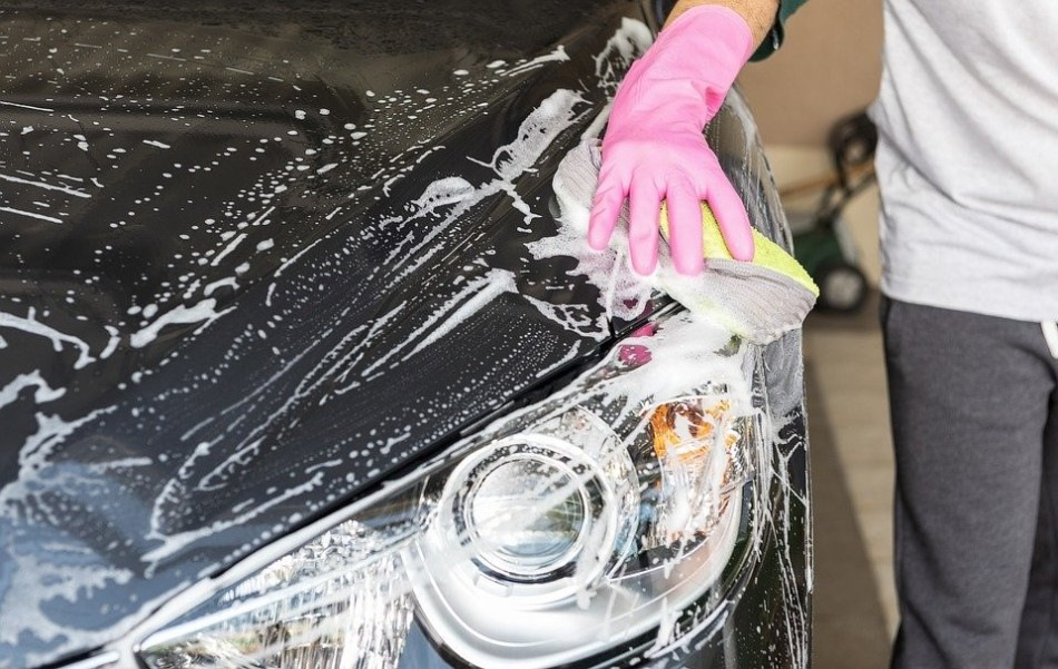 On choisit un shampoing voiture : on lave la voiture correctement