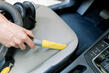 Comment nettoyer les endroits difficiles d’accès dans la voiture ? photo 1
