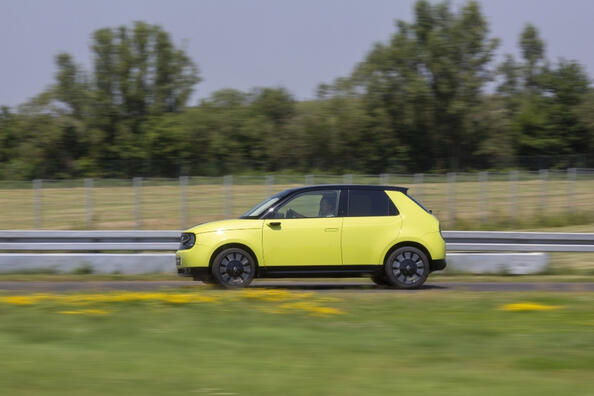 Honda e Hatchback : test d’une voiture électrique compacte de haute technologie Photo 3