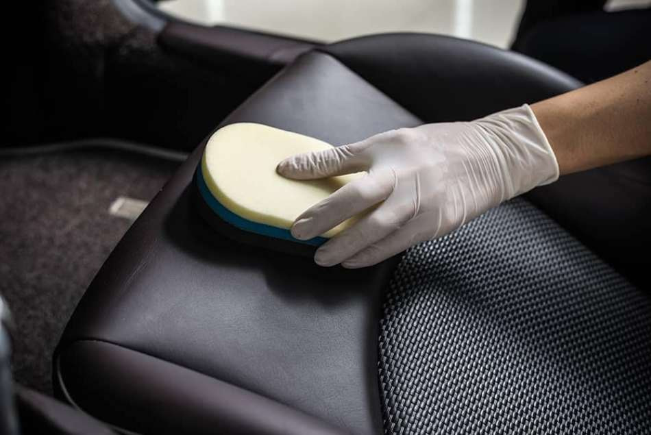 Combattre les taches sur les tissus intérieurs : des méthodes astucieuses pour nettoyer