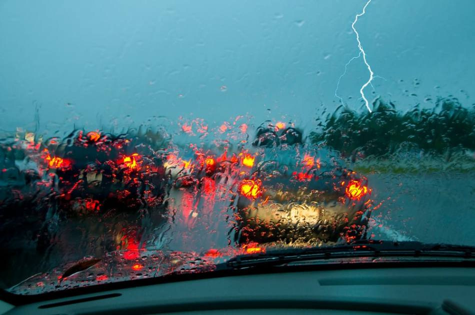 Si un orage éclate dans la voiture : que faire ?