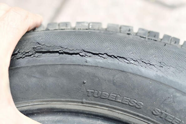 Fissures de pneus : tirer la sonnette d’alarme ou pas ?