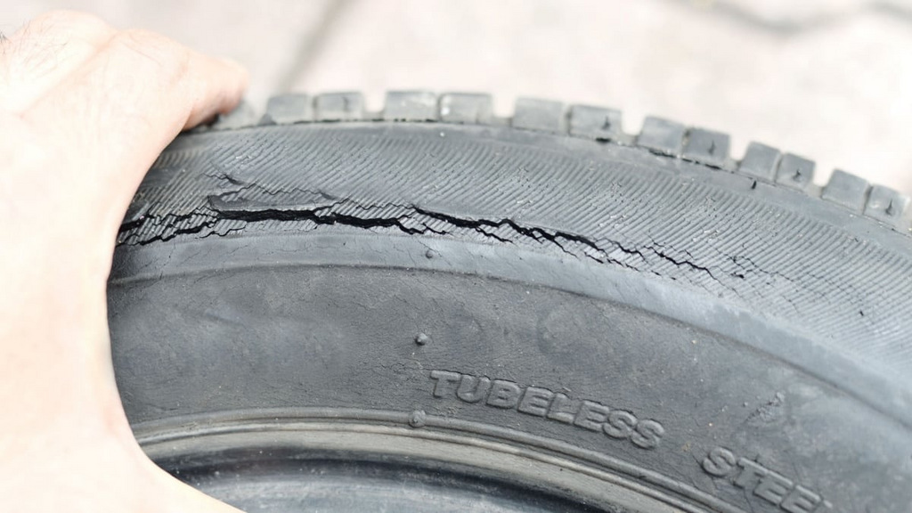 Fissures de pneus : tirer la sonnette d’alarme ou pas ?